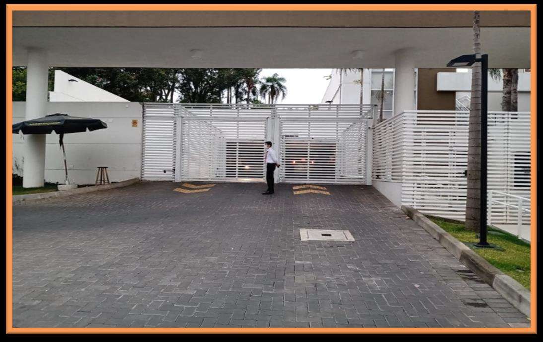 Entrada de condomínio com portão e controle de acesso
