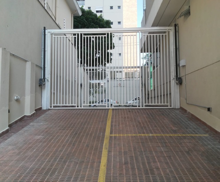 Novo portão automatizado com intertravamento em condomínio atendido pela Quality Doors